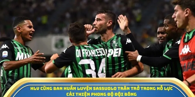 HLV cùng ban huấn luyện Sassuolo trăn trở trong nỗ lực cải thiện phong độ đội bóng